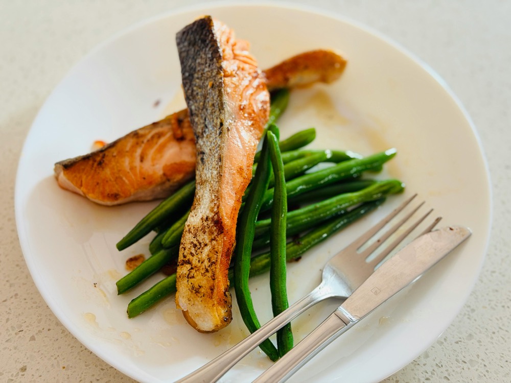 Photo of a pan-seared salmon and green beans dinner